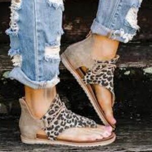 Very G women’s leopard thong sandals size 10